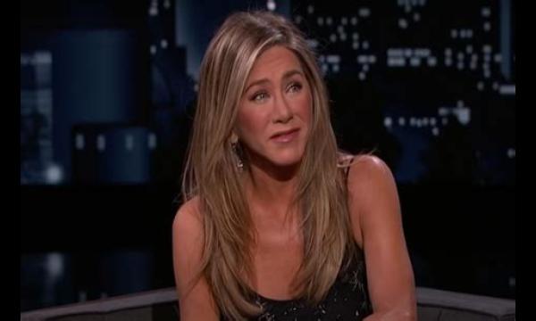 Jennifer Aniston verbijstert in een witte bikini in ongeziene foto's achter de schermen