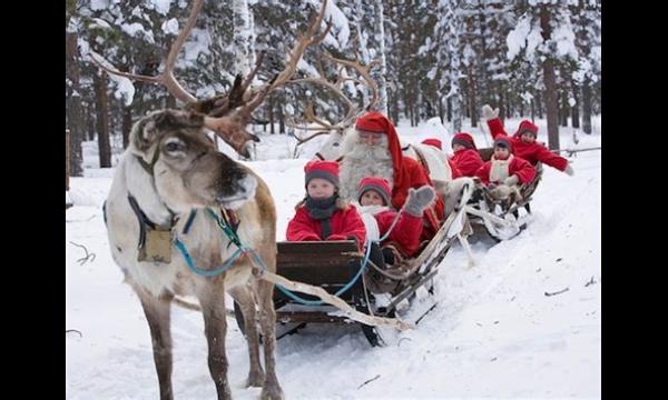 Jessie J markeert een mijlpaalmoment met baby Sonny terwijl ze de Kerstman ontmoeten in Lapland, VK