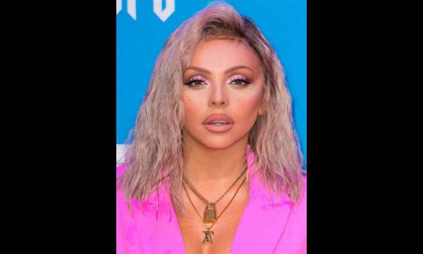 Jesy Nelson maakt fans wild nadat ze prachtige natuurlijke krullen onthult tijdens lockdown