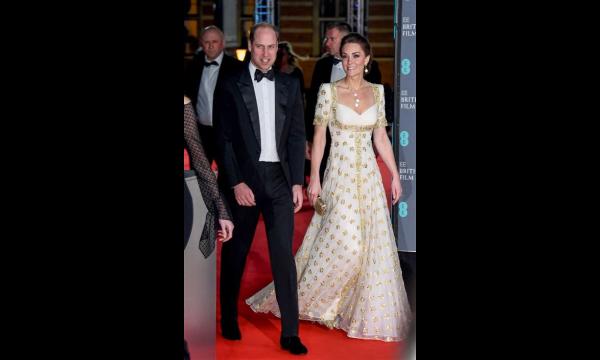 Kate Ferdinand straalt glamour uit terwijl ze op een balkon in de zon van een cocktail nipt