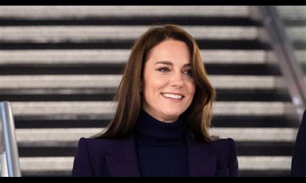 Kate Middleton verrast de 13-jarige als ze via de zijdeur op een feestelijk feest arriveert