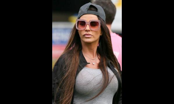 Katie Price krijgt derde zonnebank in een week nu salons eindelijk weer open mogen