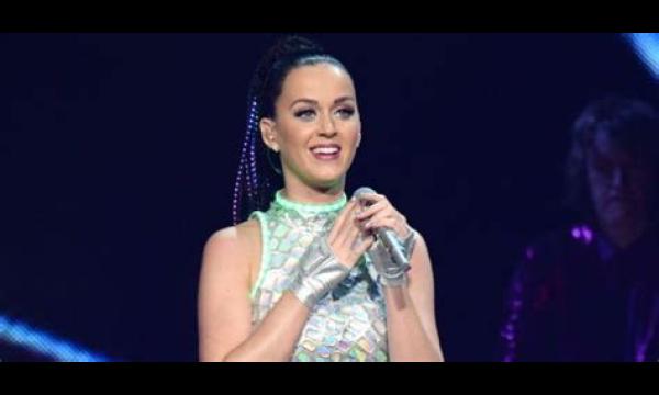 Katy Perry ziet er glamoureus uit terwijl ze weken voor de geboorte pronkt met een enorme babybuik