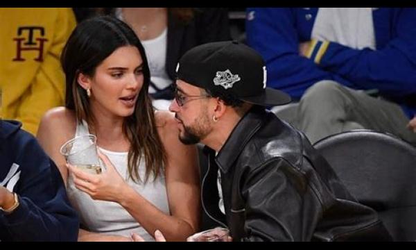 Kendall Jenner en Bad Bunny zien er erg gezellig uit bij Drake-optreden na 'exclusief gaan'