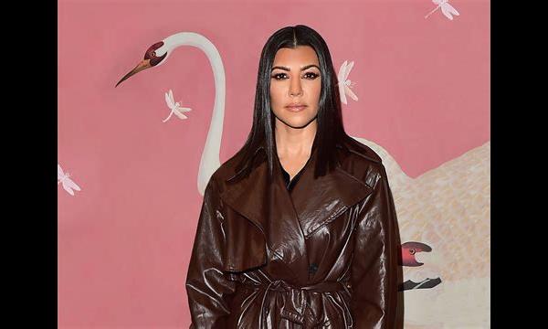 Kourtney Kardashian laat haar babybuik zien terwijl ze tijd doorbrengt met stiefdochter Alabama