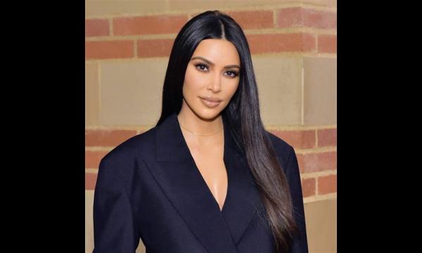 Kourtney Kardashian pronkt met haar ongelooflijke figuur in uitgesneden zwempak