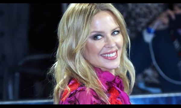 Kylie Minogue vertelt over 'druk' om terug te keren voor Neighbours-finale met Guy Pearce