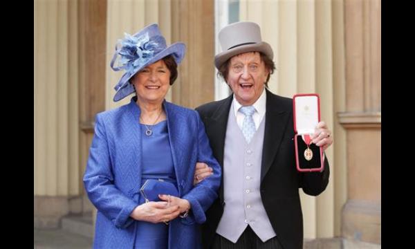 Lady Anne Dodd over 40 jaar met striplegende Ken Dodd en hun tweedaagse huwelijk