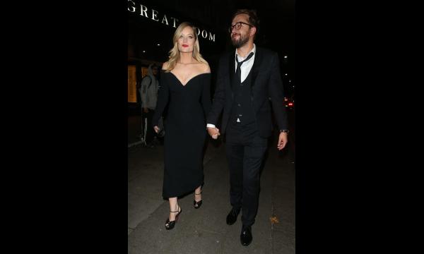 Laura Whitmore zwanger van eerste kind na geheim huwelijk met Iain Stirling