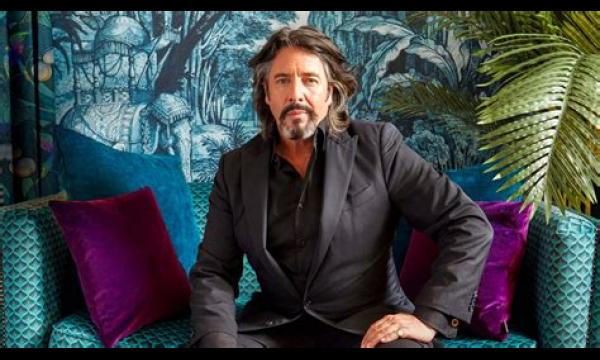 Laurence Llewelyn-Bowen wil verschijnen op Naked Attraction - en zijn vrouw vindt dat niet erg