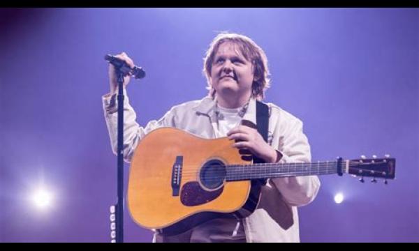 Lewis Capaldi ‘krijgt deal met zeven cijfers voor Netflix-tell-all-film over zijn leven’