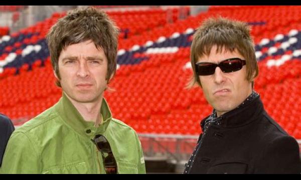 Liam Gallagher plaagt solo-pensioen nadat ‘broer hem smeekt om Oasis te hervormen’