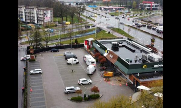 Lichaam gevonden op dak van McDonald's terwijl 'voeten uit plastic zak staken'