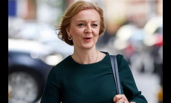 Liz Truss ‘geschokt’ door Love Island terwijl ITV-show onder vuur ligt vanwege ‘vrouwenhaat’