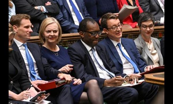 Liz Truss en Kwasi Kwarteng zijn nergens te bekennen nu de belastingverhogingen worden aangekondigd