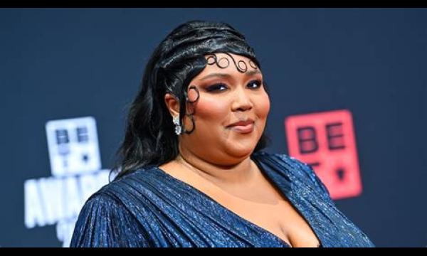 Lizzo reageert op de best mogelijke manier op de gemene opmerking van Kanye West over haar gewicht