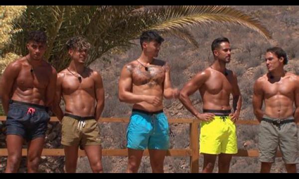 Love Island-jongen loopt het risico als eerste gedumpt te worden nadat de bom binnenkomt