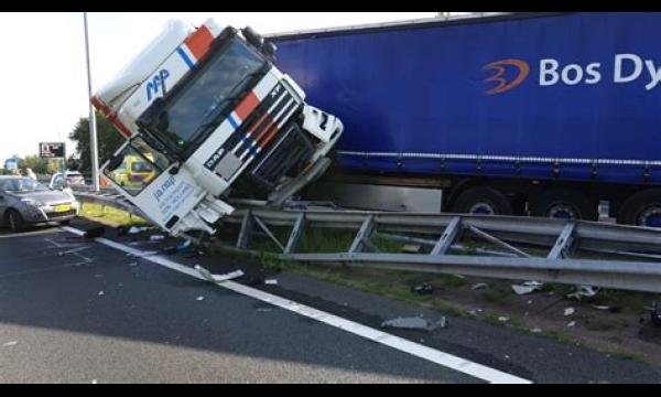 M6 is vier uur lang in beide richtingen afgesloten nadat vrachtwagen tegen brug botst