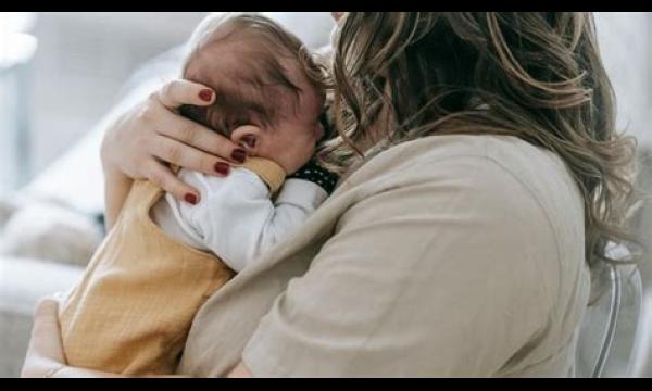 Mama verbijstert ouders door uit te leggen dat ze haar 8 weken oude baby zindelijk maakt