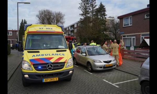 Man in kamerjas en pantoffels schiet met vlammenwerper om besneeuwde oprit vrij te maken