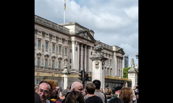 Man vliegt 1300 kilometer naar Londen om hulde te brengen aan de koningin zegt dat het ‘goed voelt’