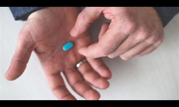 Mannen die Viagra gebruiken, ervaren dagenlang een blauw getint zicht, waarschuwen wetenschappers