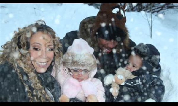 Mariah Carey en haar tweeling spelen met Kerstmis met de Kerstman