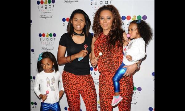 Mel B zwaaide met het spandoek en juichte dochter Phoenix Gulzar-Brown toe tijdens de Spelen