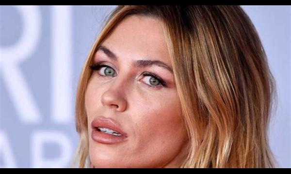 Model Abbey Clancy stript topless voor een brutale fotoshoot thuis