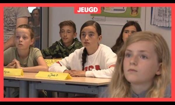 Moeder hekelt school omdat ze ‘kinderen laat staan ​​alsof ze de Hitlergroet doen’