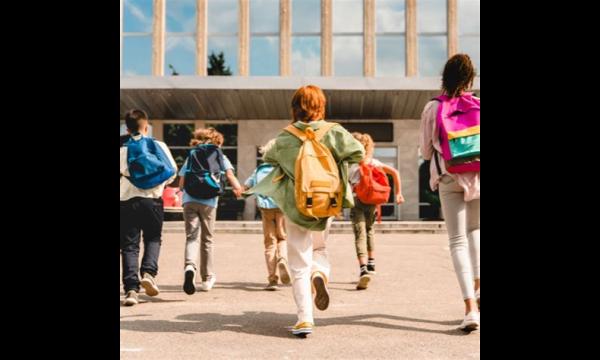 Moeder laat zoon niet naar school gaan met een 'Dumb and Dumber'-kapsel na de lockdown