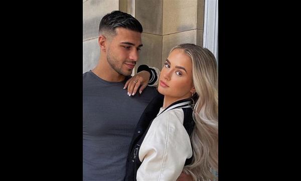 Molly-Mae Haag en Tommy Fury wakkeren realityshow-geruchten aan met camera op trolley