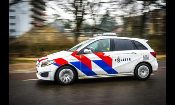 Moordenaar op de vlucht na het afslachten van een gezin, waaronder twee kinderen en hun drie honden