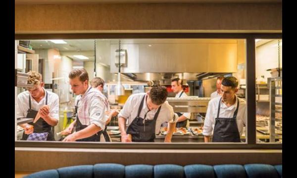 Peer klaagde dat er 'niet genoeg Britse mensen' werken in de keuken van Lords restaurant