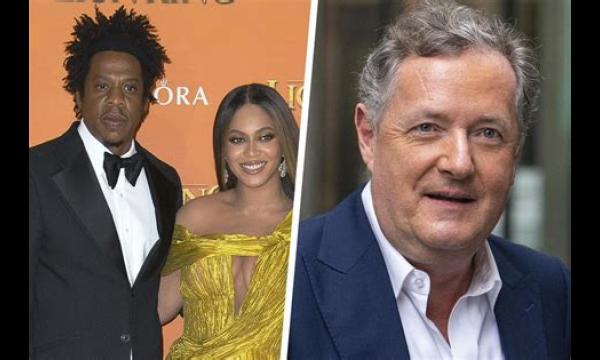 Piers Morgan kleedt zich topless uit tijdens luxe familievakantie in villa in Saint-Tropez