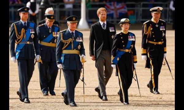 Prins Harry 'vertelde vijf minuten voor publieke aankondiging over Queen's dood'