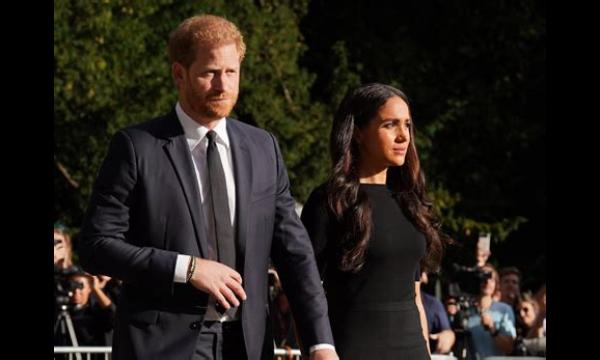 Prins Harry slaat zijn arm om Meghan Markle heen terwijl ze de antiracismeprijs in ontvangst nemen