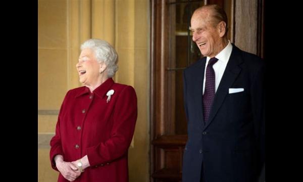 Queen maakt een einde aan ‘shielding’ in lockdown door zomervakantie te nemen met prins Philip