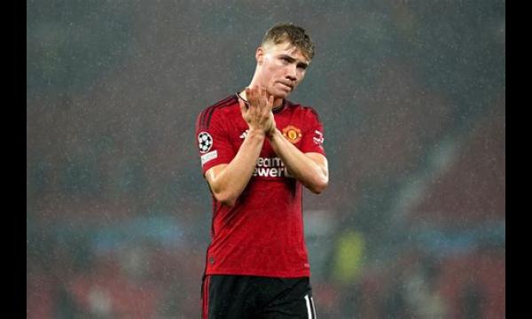 Rasmus Hojlund vertelt over een 'kleine groep' die is gevormd in de kleedkamer van Man Utd