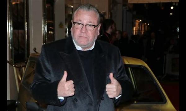 Ray Winstone ziet er op vakantie heel anders uit met zijn enorme witte baard