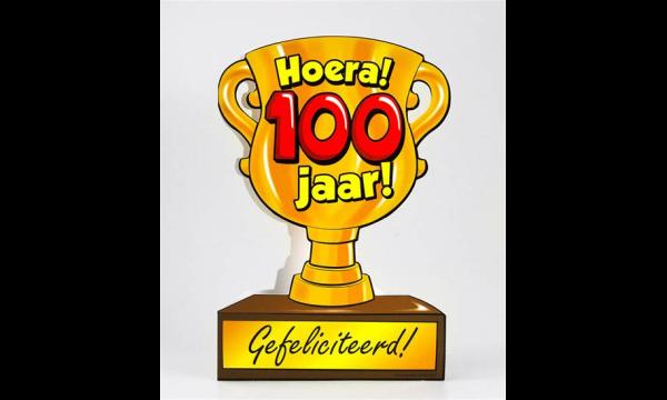 Reparatiewerkplaatsexpert verbaasd over de 100 jaar oude trofee die toebehoorde aan Larry Gains