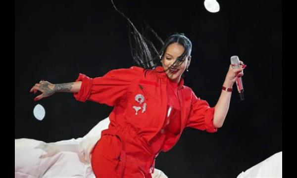 Rihanna poseert met haar schattige zoontje en liefhebbende vader A$AP Rocky voor de Britse Vogue