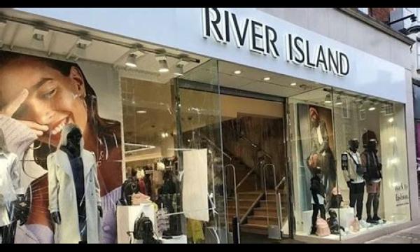 River Island-shoppers 'moeten' een kleurrijk vest van £ 30 in beide kleuren kopen