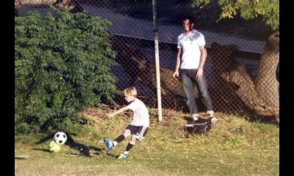 Romeo Beckham is het sprekende beeld van vader David terwijl hij voetbal speelt in Florida