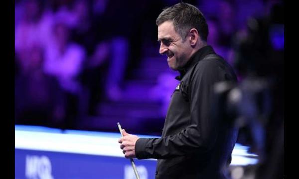 Ronnie O'Sullivan overtreedt de snookerregel tijdens de Grand Prix-finale tegen Judd Trump