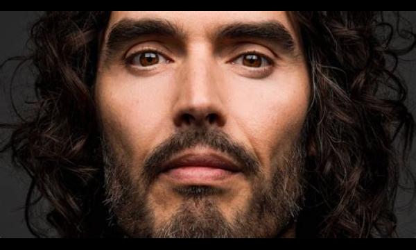 Russell Brand vertelt de vrouwelijke gastheer dat hij haar in 2009 zou laten 'uitkleden'