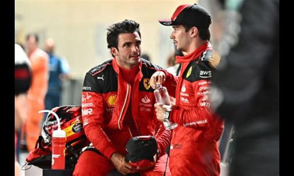 Russische racer te zien in de F1 als Ferrari-deelnemer Charles Leclerc en Carlos Sainz