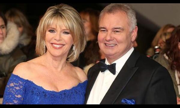 Ruth Langsford ontspant in bed met de hond terwijl ze naar manlief Eamonn Holmes op tv kijkt