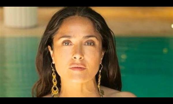 Salma Hayek, 56, bruist in tijdloze bikini-shot terwijl fans haar een ‘godin’ noemen