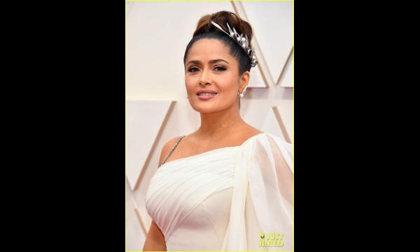 Salma Hayek noemde zich 'Goddess' nadat ze haar rondingen liet zien in een diepe witte jurk